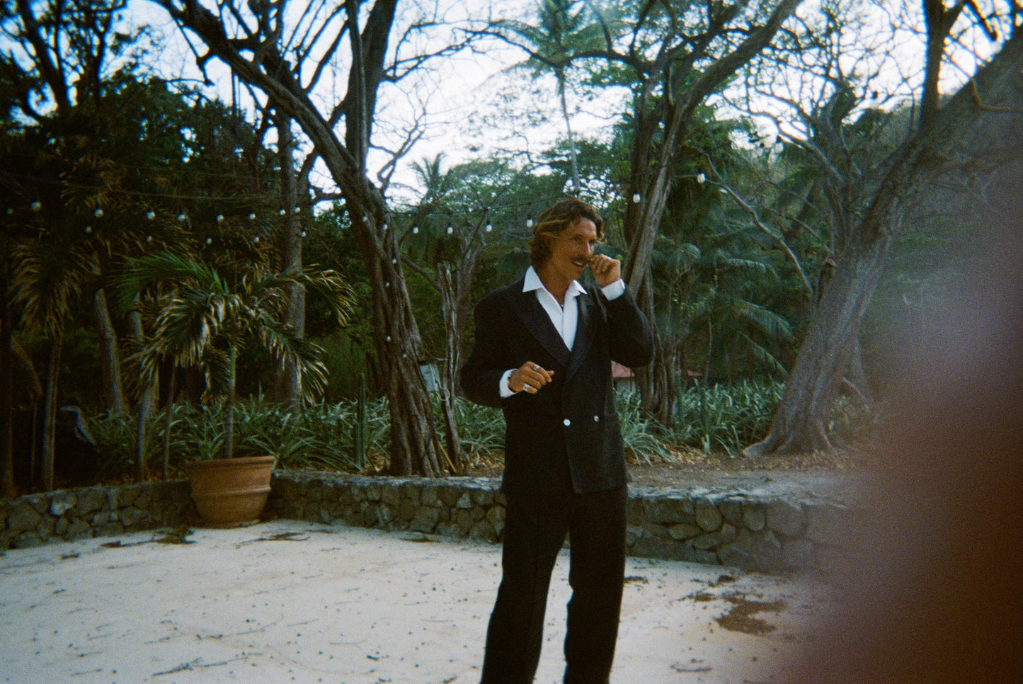 Easy-Going Tuxedo Jacket (Black Linen)
