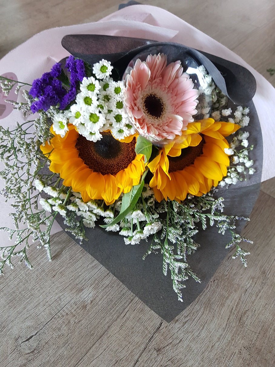 Ayna - 2 Sunflower, 1 Gerbera Bouquet Mix
