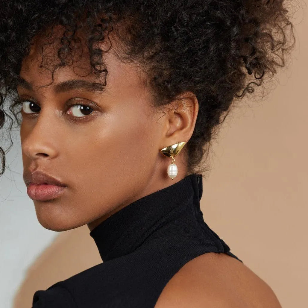 Pearl Lobe Earring in Gold